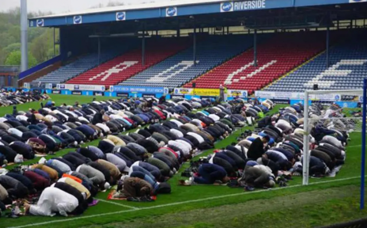Umat Islam Melaksanakan Sholat Idul Adha di stadion milik club sepak bola Inggris, Blackburn Rovers /islamtics.com