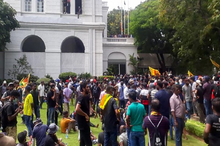 Masyarakat serbu kediaman Presiden Sri Lanka Gotabaya Rajapaksa. Sumber: Internet