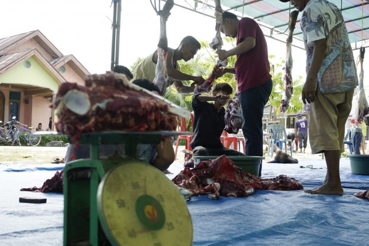 Petugas kurban mengolah daging kurban sebelum disalurkan ke mereka yang membutuhkan. PTPN V menyalurkan sedikitpun 28.000 paket kurban kepada masyarakat pada perayaan Idul Adha 1443 Hijriah