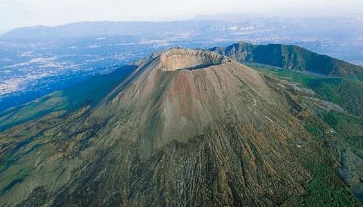Foto : Gunung Vesuvius menjulang di atas kota Napoli