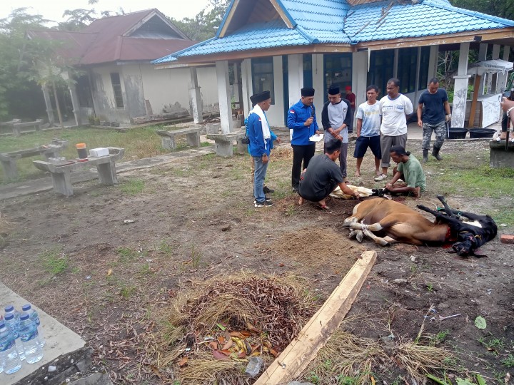 KNPI Riau kubu Nasarudin Potong hewan kurban di kantor KNPI Riau 