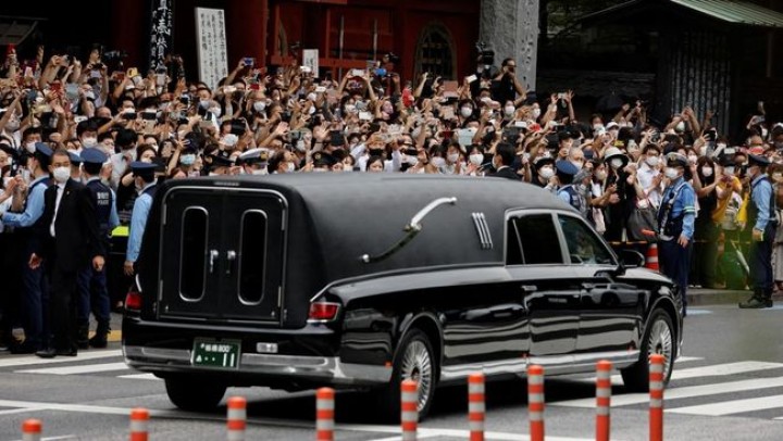 Mobil Jenazah yang Mengantarkan Jenazah Shinzo Abe ke Tempat Kremasi di Pemakaman Kirigaya/cnnindonesia.com