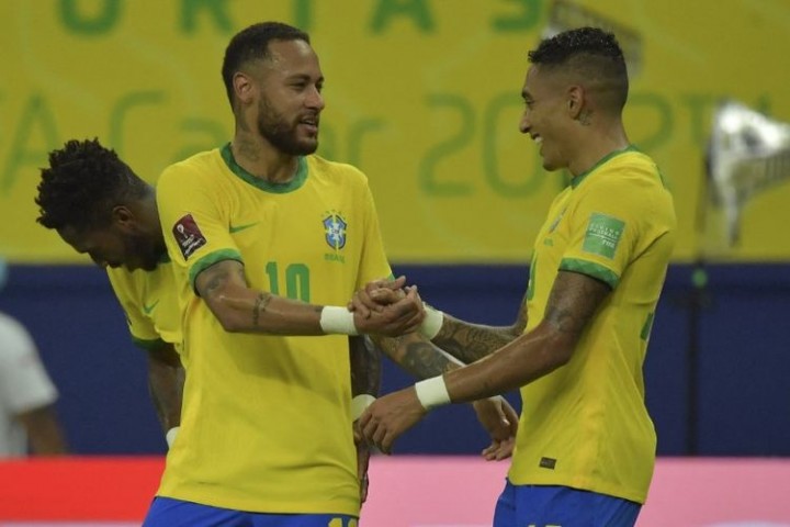 Neymar dan Raphinha (paling kanan) merayakan gol dalam pertandingan Brasil vs Uruguay pada lanjutan Kualifikasi Piala Dunia 2022 Zona Conmebol di Amazon Arena