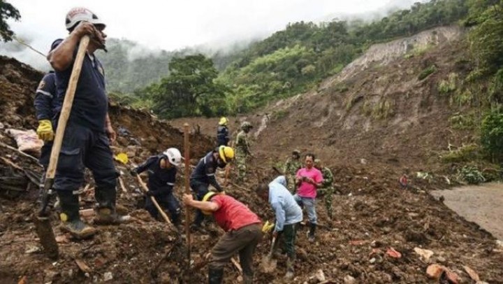 Sebuah sekolah di Andes, pedesaan di barat laut Kolombia, tertimbun longsor usai hujan deras melanda wilayah tersebut