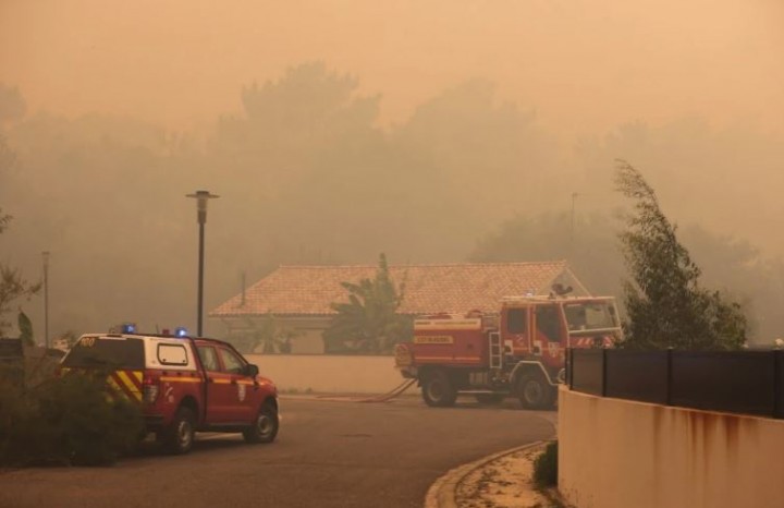 Ratusan orang lagi dievakuasi dari rumah mereka akibat kebakaran hutan di barat daya Prancis