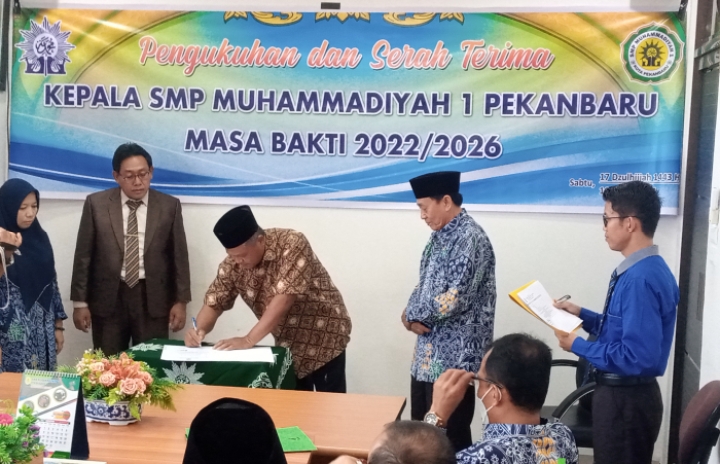 Pimpinan Muhammadiyah Kukuhkan Fernando Sebagai Kepala SMP 1 Muhammadiyah Pekanbaru 