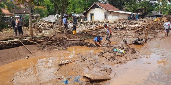 Banjir bandang garut menghilangkan 15 rumah