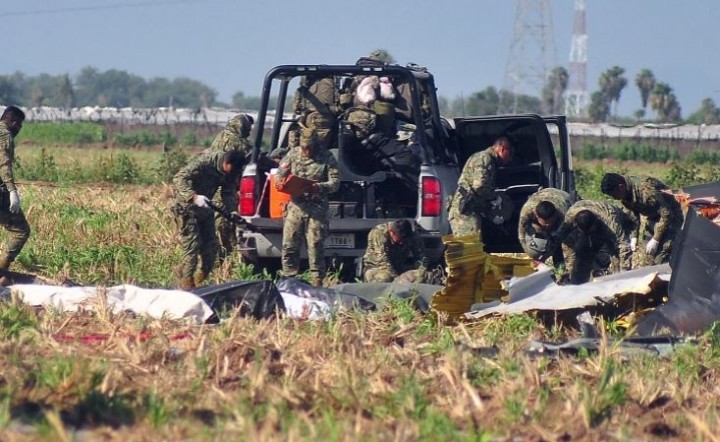 Foto : Tentara di lokasi kecelakaan helikopter angkatan laut di dekat bandara Los Mochis di negara bagian Sinaloa, Meksiko