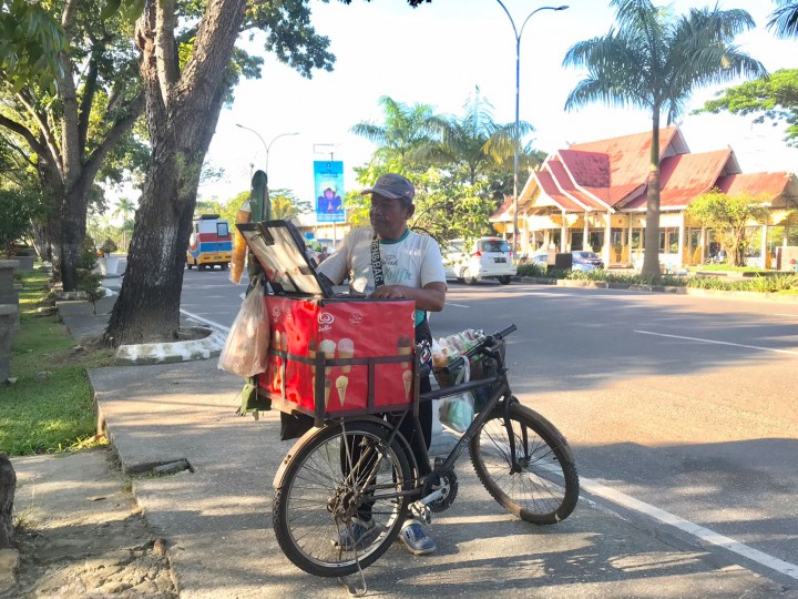 Pak Drawizal, seorang penjual es krim keliling di Pekanbaru untuk menafkahi keluarganya 
