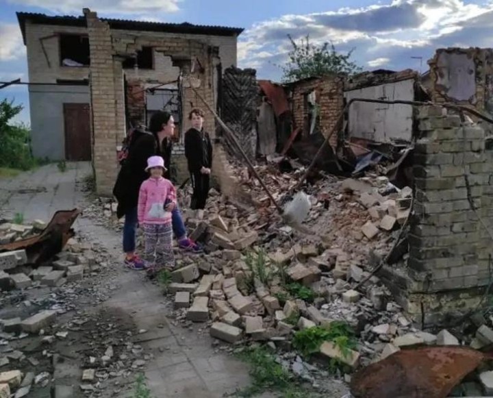 Foto : Keluarga Ukraina Melarikan Diri dari Perang, Kembali ke Rumah Setelah 4 Bulan Untuk Menemukan Hewan Peliharaan yang Setia Menunggu Mereka