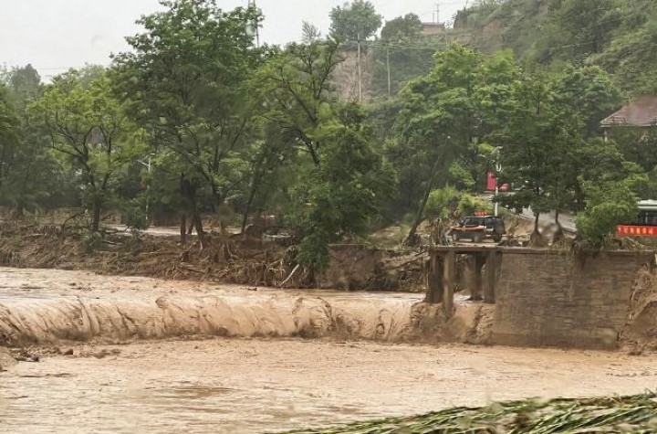 Foto : Banjir bandang di barat daya dan barat laut China telah menewaskan sedikitnya selusin orang dan menempatkan ribuan lainnya dalam bahaya