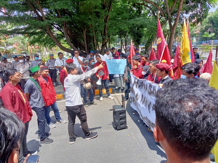 Mahasiswa Cipayung berdemo di kantor DPRD Riau 
