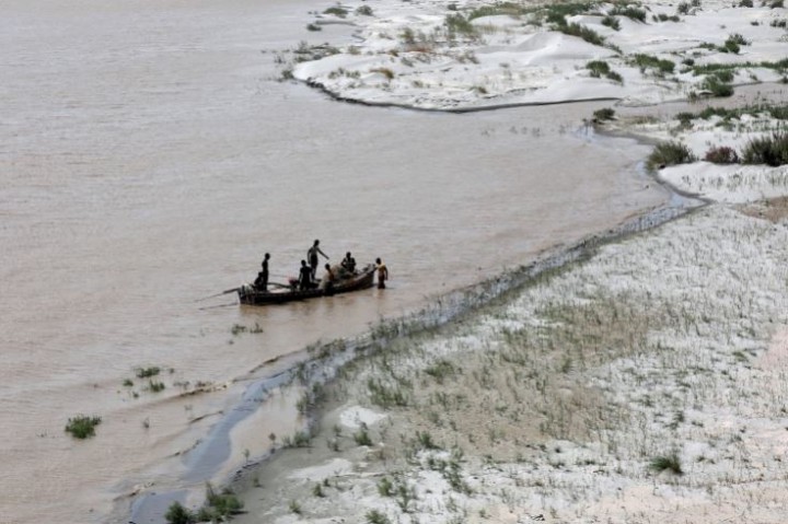 Foto : Penduduk desa di pedesaan Pakistan sering menggunakan perahu untuk bepergian, menghindari biaya transportasi mobil yang lebih tinggi
