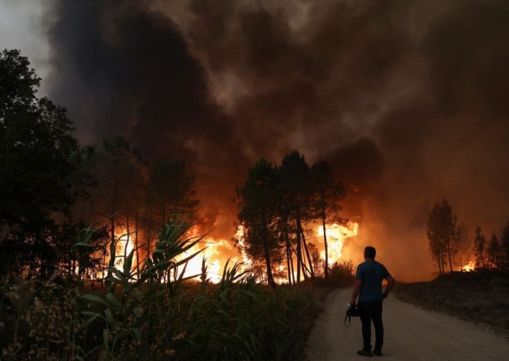 Foto : Seorang jurnalis video menyaksikan kebakaran hutan di Ourem, distrik Santarem, Portugal, pada 12 Juli 2022