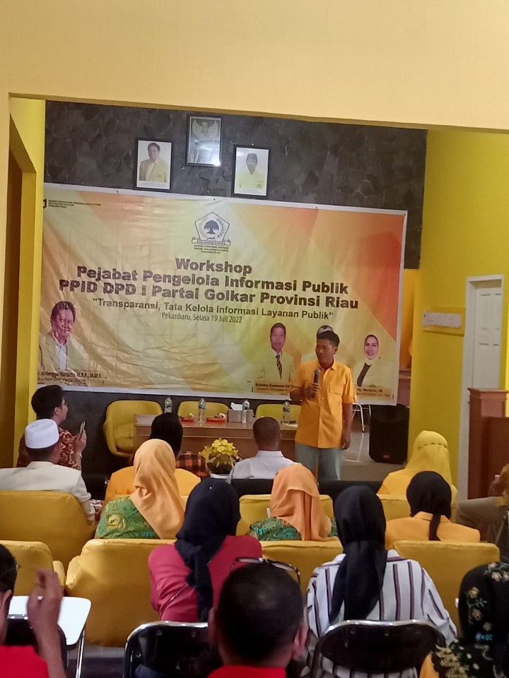 Sekretaris DPD I Golkar Riau Indra Gunawan Eet membuat workshop pengelola informasi publik PPID 
