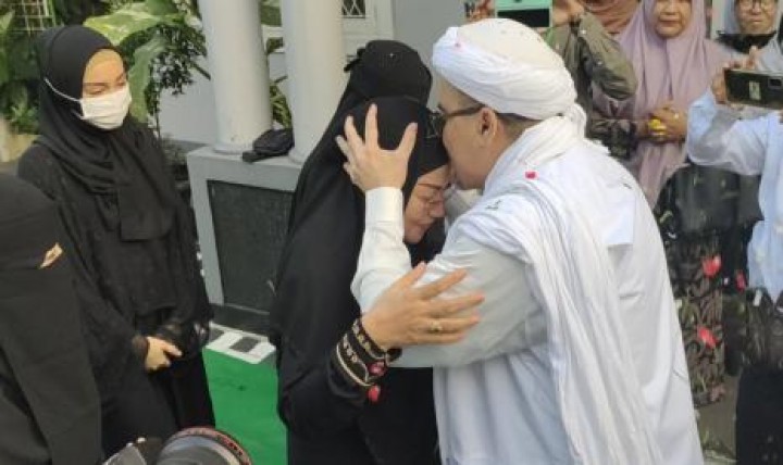 Potret Kemesraan Pertemuan Imam Besar Habib Rizieq Shihab dengan sang Istri/rctiplus.com