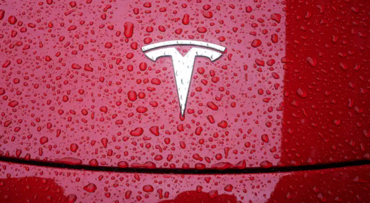Tesla, perusahaan pembuat kendaraan listrik milik Elon Musk alami kerugian dalam laporan terbarunya dengan menjual saham bitcoin /reuters