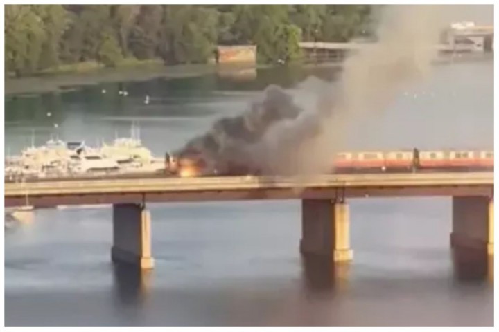 Foto : Kereta Api Boston Terbakar di Atas Jembatan,