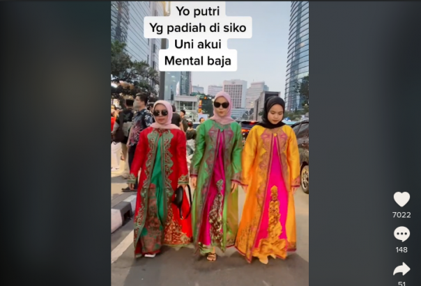 Tangkapan gambar tiga model mengenakan kebaya di Citayam Fashion Week. Sumber: TikTok/ @mirajaya 
