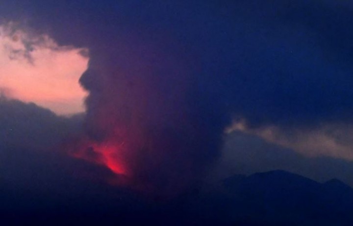 Foto: Gambar kamera jarak jauh menunjukkan gunung berapi Sakurajima meletus (Reuters)