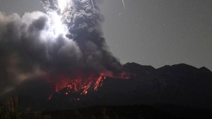 erupsi terjadi, vulkanik memuntahkan bantuan hingga jarak 2,5 km dari gunung berapi sementara asap mencapai 300 meter hingga menyatu dengan awan.