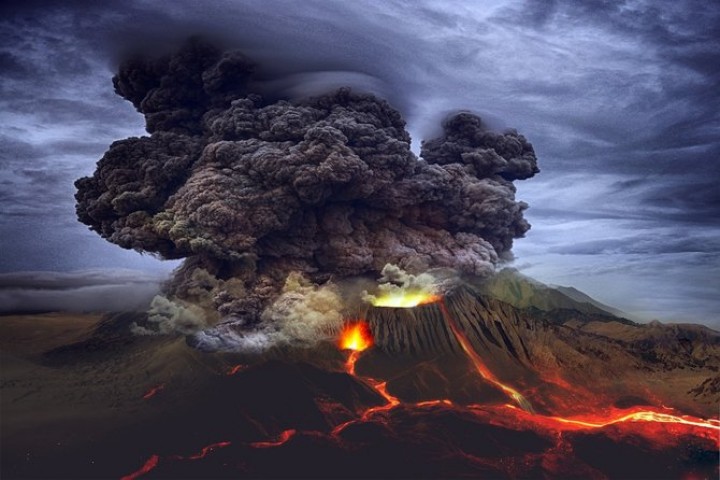 Ilustrasi gunung mengelurkan erupsinya