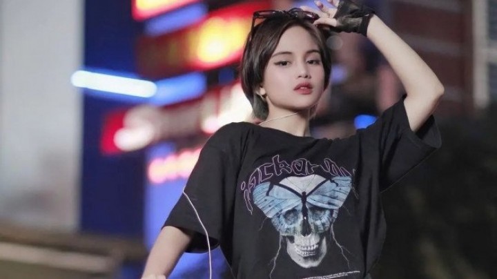 Potret Jeje Slebew Seleb TikTok yang menjadi Icon Citayam Fashion Week/screenshot