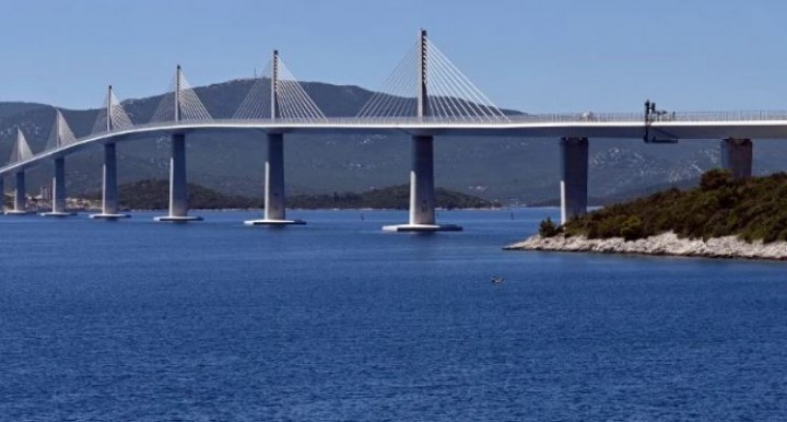 Foto: Jembatan itu diperkirakan akan mengakhiri penantian berjam-jam di perbatasan dan kekhawatiran akan ketinggalan feri terakhir hari itu