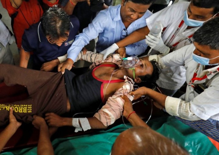 Foto: Rameshbhai Shankarbhai Rathva, 32, yang menurut dokter mengkonsumsi minuman keras palsu, dibawa ke rumah sakit untuk perawatan di Ahmedabad, India, pada 26 Juli 2022. Reuters