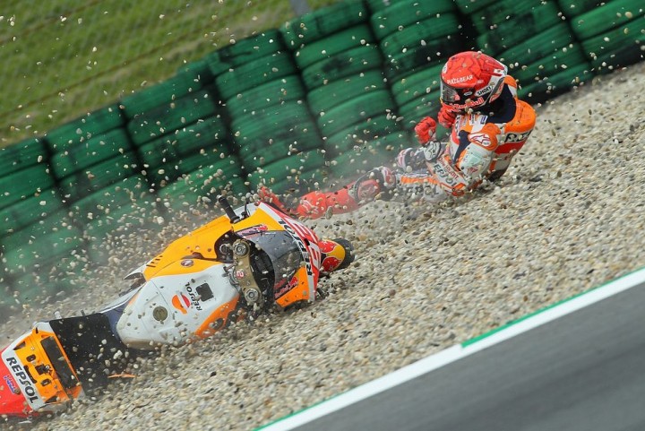 Tim Repsol Honda jatuh dalam ajang MotoGP. Sumber: Internet