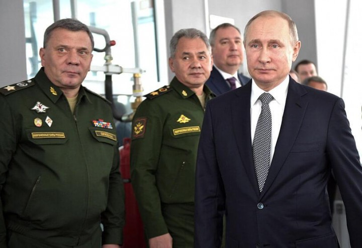 Presiden Rusia Vladimir Putin dan pejabat militernya. Sumber: Internet