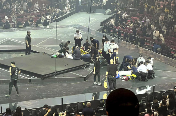 Kondisi panggung setelah layar lebar jatuh meninmpa penari latar pada saat konser Boy Band Hong Kong, Mirror /AP