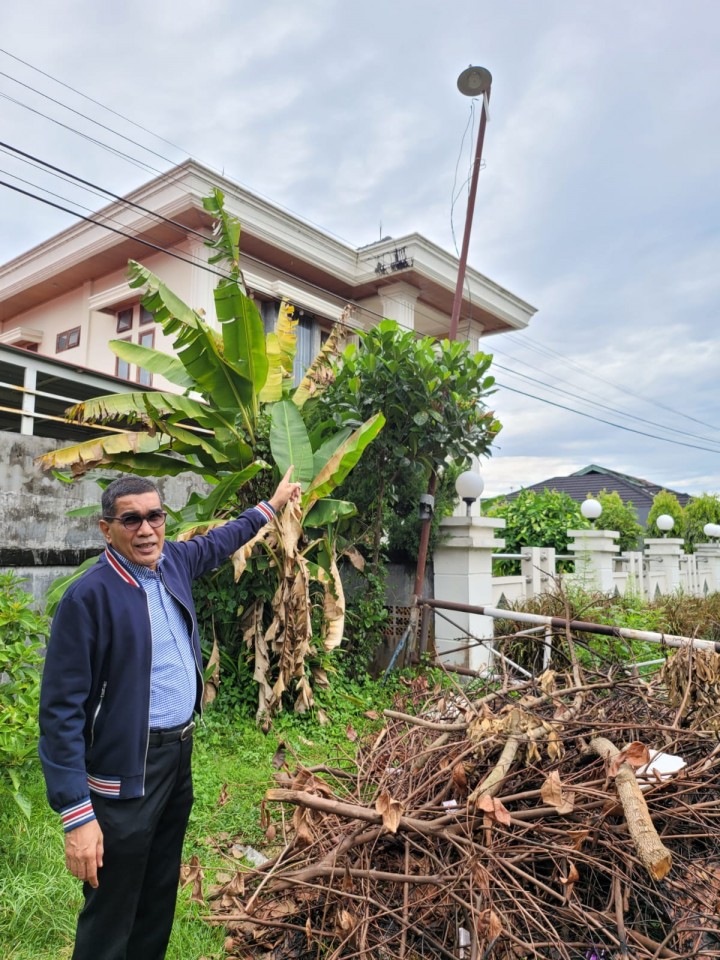 Ketua komisi IV DPRD Riau Parisman Ihwan meninjau lokasi siswa SMP yang tewas tersetrum portal 