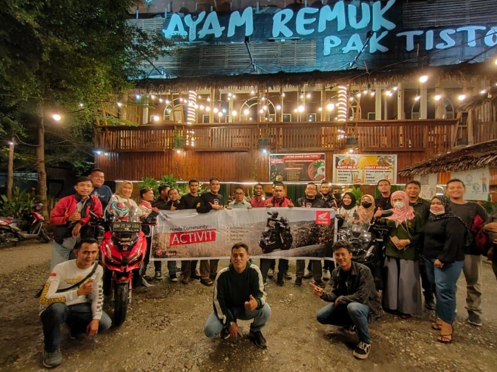 Foto bersama usai community gathering disalah satu restaurant yang ada di Kota Pekanbaru
