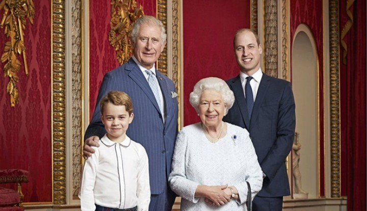 Foto: Ratu Elizabeth II bersama penerus takhta kerajaan Inggris