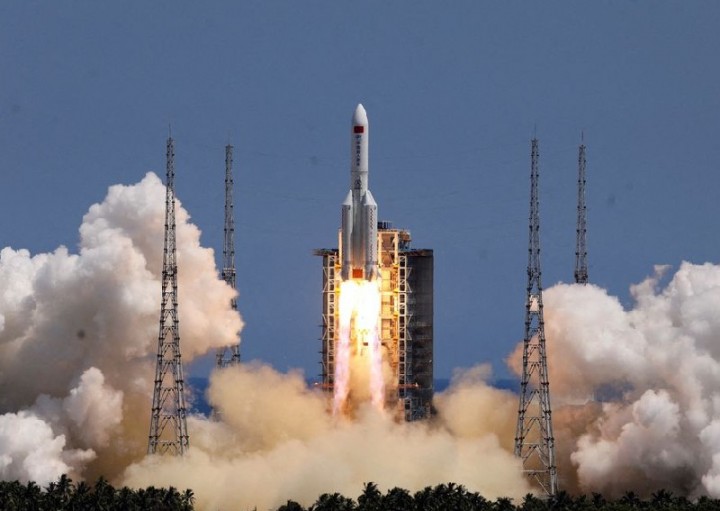 Foto : Roket China Jatuh ke Bumi, NASA Sebut Beijing Tidak Memberikan Informasi Apapun
