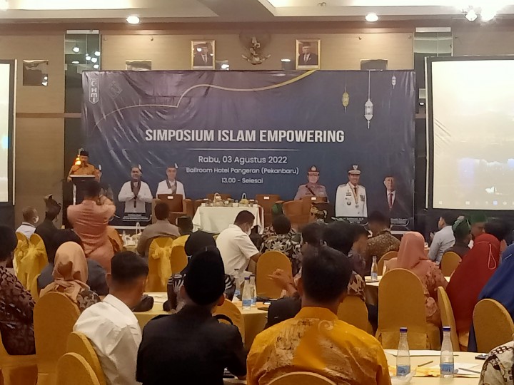 Ketua DPRD Riau Yulisman menyampaikan kata sambutan dalam acara Simposium PB HMI di hotel Pangeran