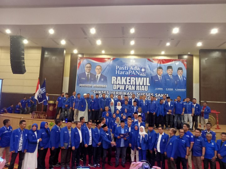 Ketua DPW PAN Riau Alfedri membacakan hasil rakerwil untuk bakal presiden 2024