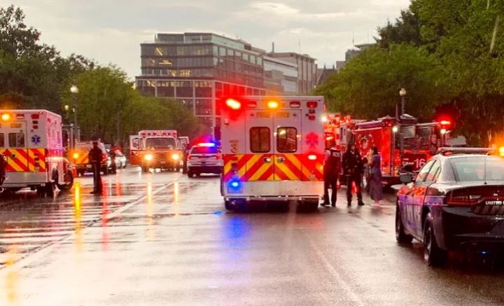 Kru medis darurat di Pennsylvania Avenue antara Gedung Putih dan Lafayette Park setelah sambaran petir menghantam empat orang, 4 Agustus [@dcfireems via AP]
