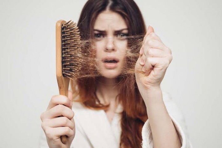 Rambut rontok bisa dialami oleh siapa saja, berikut cara dan tips mengatasi tambut rontok dengan bahan alami /Jovee