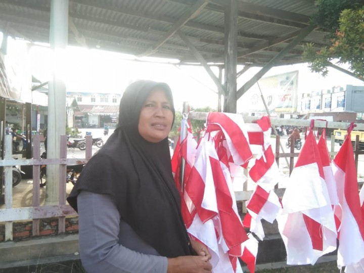 Potret Ibu Siti Pedagang Bendera Pinggir Jalan Kandis/Riau24