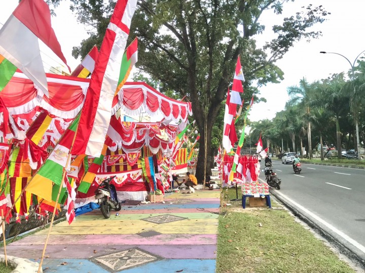 Bu Evi, penjual bendera di pinggir jalan Sudirman, Pekanbaru /(dil)
