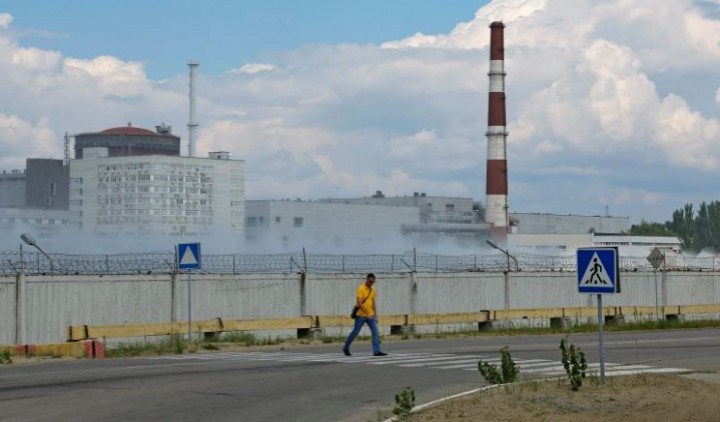 Rusia dan Ukraina saling menuduh menembaki pembangkit listrik tenaga nuklir terbesar Eropa di Zaporizhzhia [File: Alexander Ermochenko/Reuters]