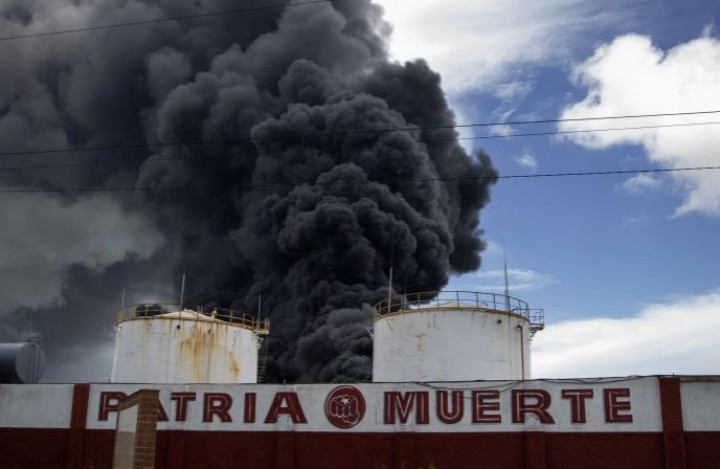 Api dan asap membubung dari Pangkalan Supertanker Matanzas saat petugas pemadam kebakaran dan spesialis bekerja untuk memadamkan api [Yander Zamora/Anadolu Agency]