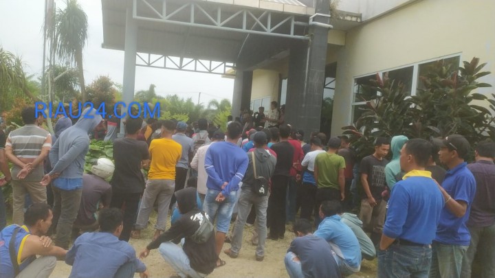 Ratusan karyawan PT Mas saat gruduk kantor personalia