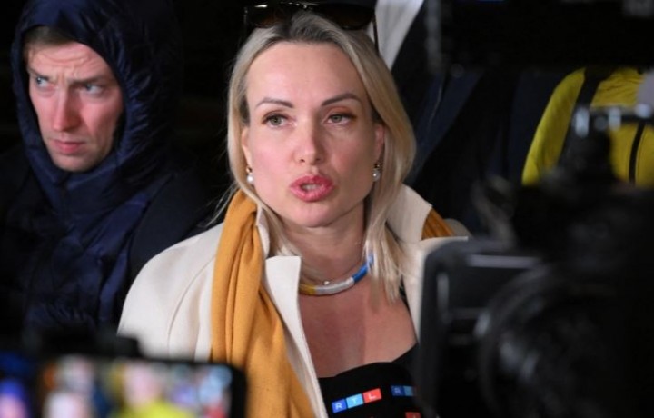 Marina Ovsyannikova, mantan editor di penyiar negara Rusia Channel One, telah ditahan [File: AFP]