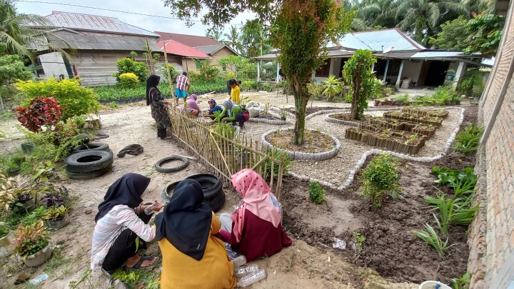 Gotong royong pembuatan kebun toga mahasiswa Kukerta UNRI 2020 bersama masyarakat Desa Jaya Pura. Sumber: Fadella Suryani / Kukerta UNRI 2020