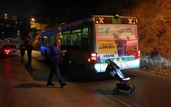 Keamanan Israel memeriksa sebuah bus setelah serangan di luar Kota Tua Yerusalem [Ahmad Gharabli/AFP]