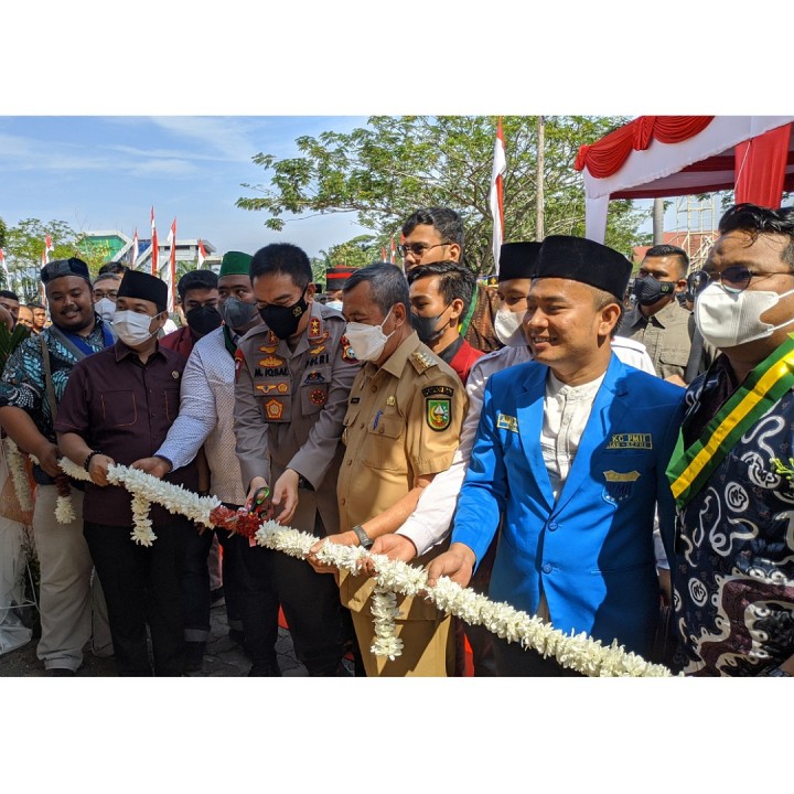 Pemotongan pita peresmian rumah kebangsaan di Kota Pekanbaru, Riau.