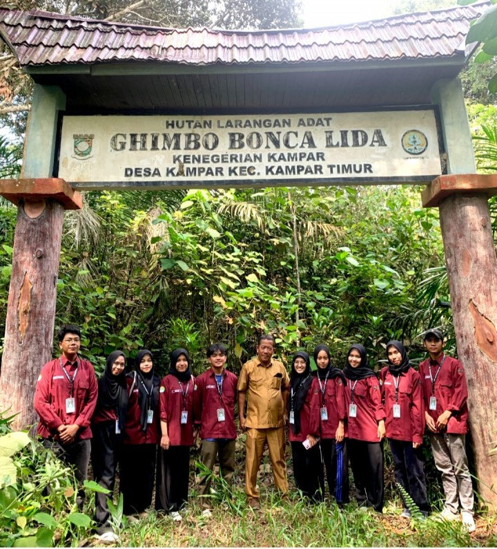  Mahasiswa Kukerta Balek Kampung UNRI Survei dan Promosi Hutan Larangan Adat Ghimbo Bonca Lida Desa Kampar Melalui Video